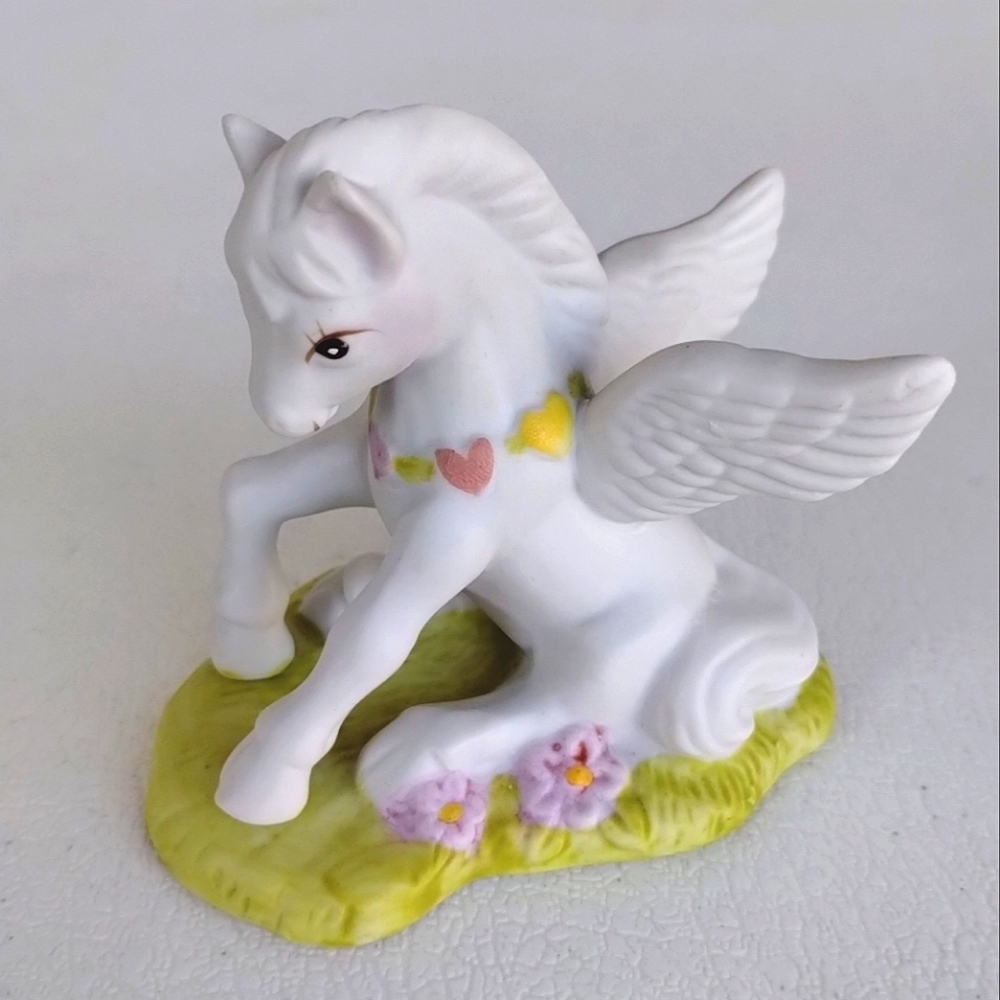 Vintage 1982 Wallace Berrie & Co Fantasy Series Porcelain Sitting Unicorn #4959